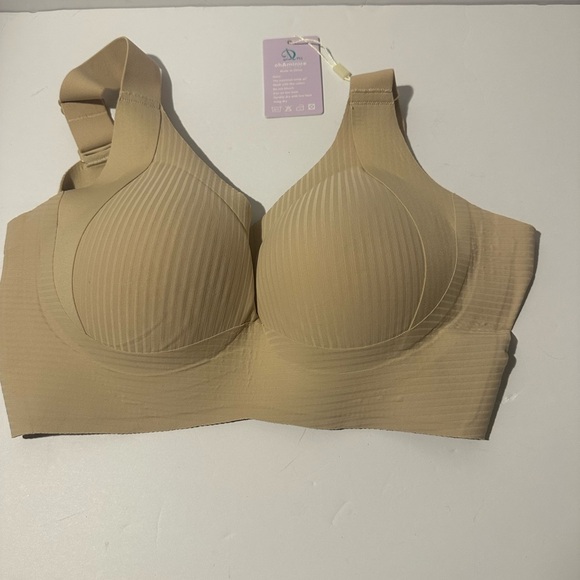 Seamless Tan Bra NWT. Wireless Bra for comfort size large - Picture 1 of 4